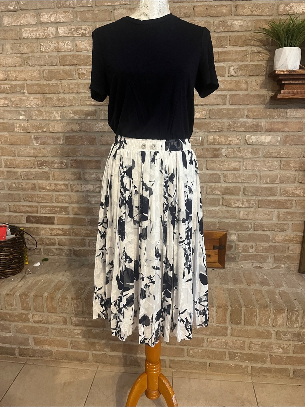High End Ted Baker Navy & White Floral Midi Skirt with Pleated Detail